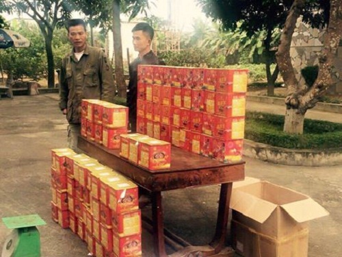Nghệ An: Bắt hai đối tượng vận chuyển hơn 150 kg pháo nổ