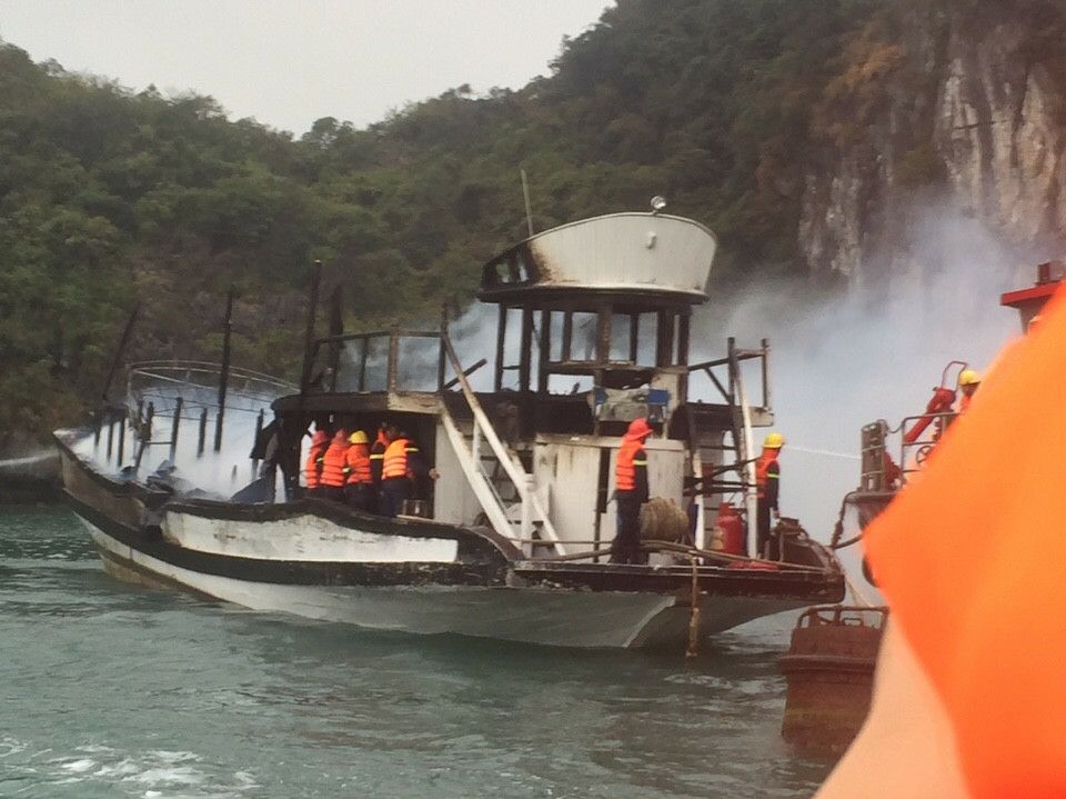 Quảng Ninh: Tàu du lịch nghỉ đêm trên Vịnh Hạ Long bất ngờ bốc cháy - Hình 1