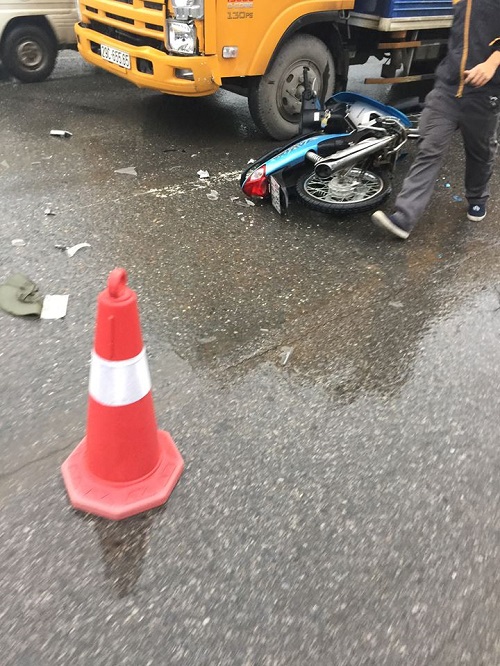 Hà Nội: Tai nạn khiến hai phụ nữ điều khiển xe máy bị thương nặng - Hình 2
