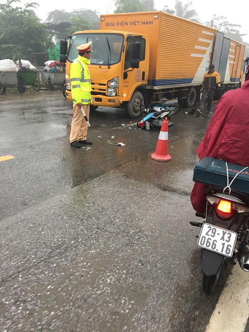 Hà Nội: Tai nạn khiến hai phụ nữ điều khiển xe máy bị thương nặng - Hình 1