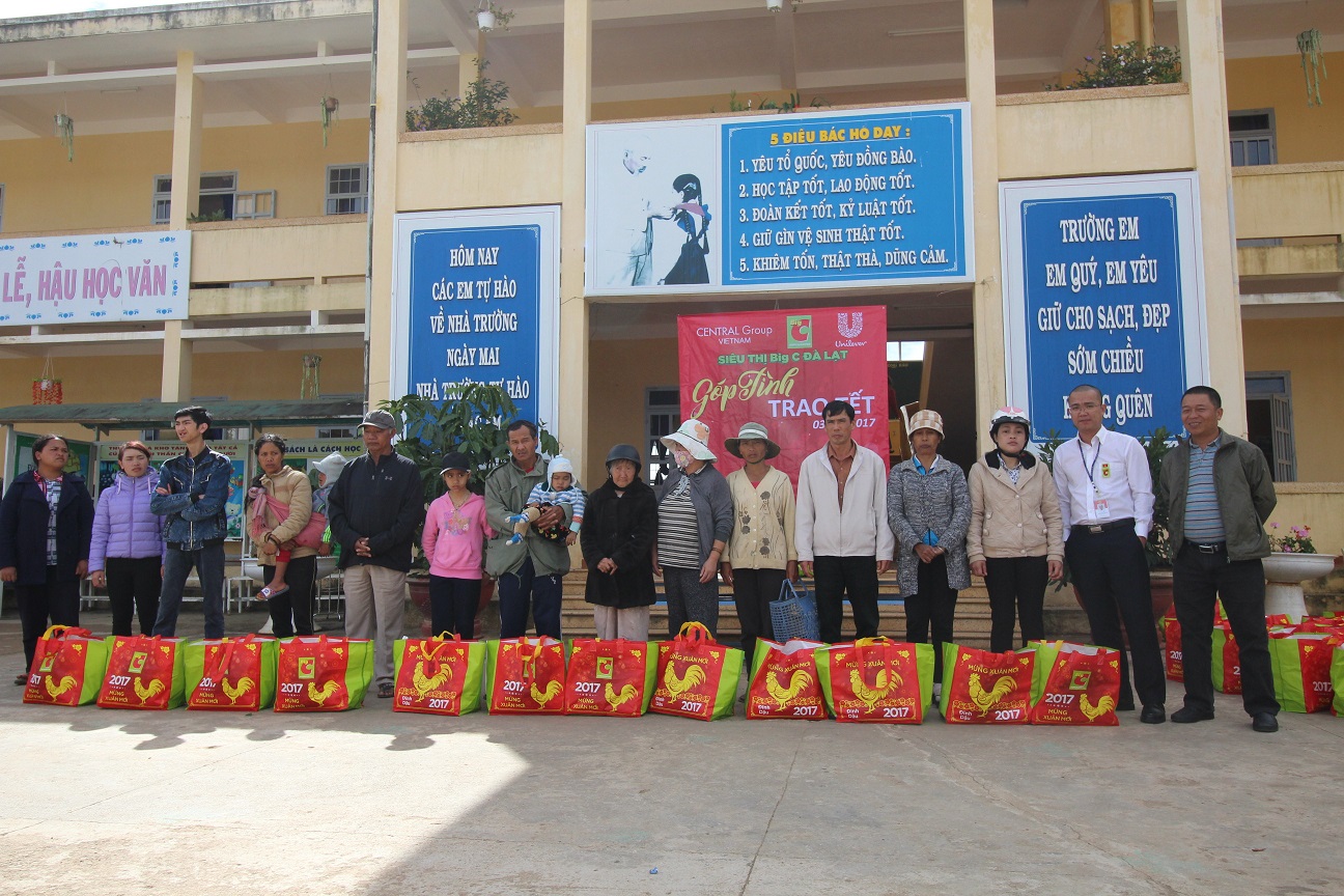 Central Group Việt Nam và Hệ thống siêu thị Big C phối hợp cùng công ty Unilever trao tặng 3.600 phầ - Hình 1
