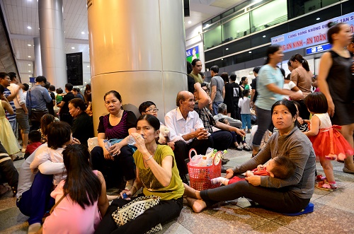 Hàng nghìn người dân chờ đón người thân về quê ăn Tết tại sân bay Tân Sơn Nhất - Hình 2