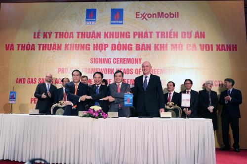 Ký Thỏa thuận khung Phát triển dự án và Hợp đồng bán khí Cá Voi Xanh