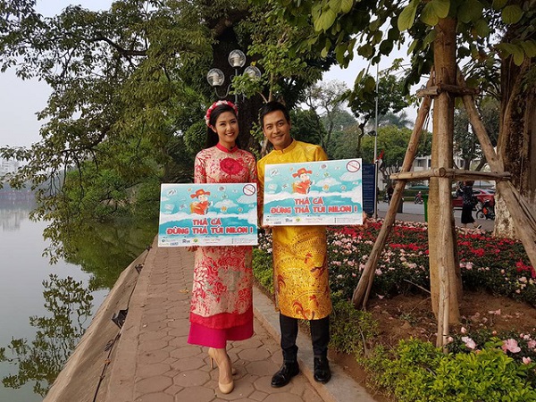 Nghệ sỹ, giới trẻ mang thông điệp “thả cá, đừng thả túi ni lông” ngày 23 tháng Chạp