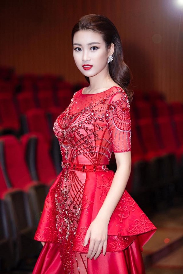 Hoa hậu Mỹ Linh gợi cảm với đầm ren xuyên thấu - Hình 1