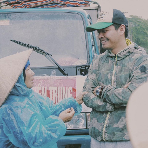 MC Phan Anh tặng bò giống và quà cho bà con miền Trung đón xuân Đinh Dậu