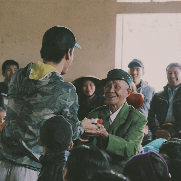 MC Phan Anh tặng bò giống và quà cho bà con miền Trung đón xuân Đinh Dậu - Hình 5