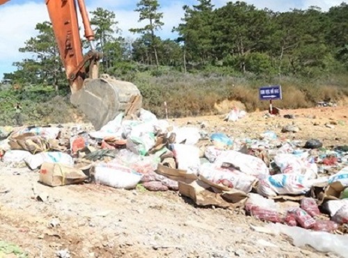 Lâm Đồng: Hơn 10 tấn mứt Tết không rõ nguồn gốc xuất xứ bị lực lượng chức năng tiêu hủy - Hình 1