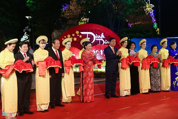 Chủ tịch Quốc Hội Nguyễn Thị Kim Ngân tham dự khai mạc Đường hoa Nguyễn Huệ - Hình 2