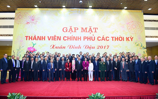 Thủ tướng Nguyễn Xuân Phúc gặp mặt thành viên Chính phủ các thời kỳ - Hình 1