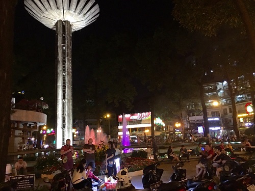 Người Sài Gòn đón Giao thừa trong không khí ấm áp, đoàn viên - Hình 3