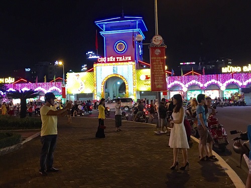 Người Sài Gòn đón Giao thừa trong không khí ấm áp, đoàn viên - Hình 7