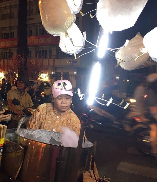 Người Sài Gòn đón Giao thừa trong không khí ấm áp, đoàn viên - Hình 10