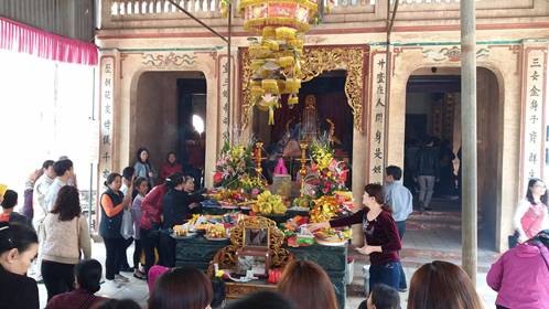 TX. Bỉm Sơn (Thanh Hóa): Người dân tấp nập đi lễ đền Sòng Sơn ngày đầu năm mới