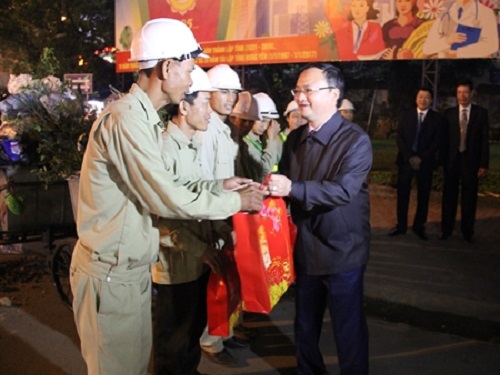 Hưng Yên: Lãnh đạo tỉnh thăm và động viên người lao động đêm giao thừa