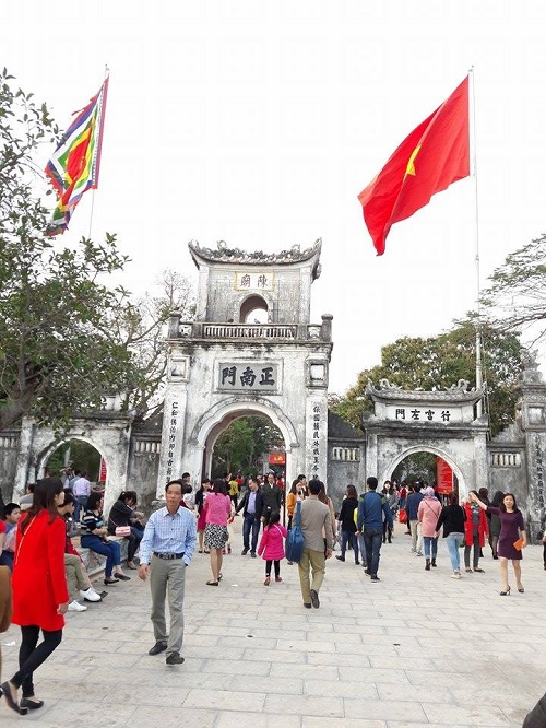 Nam Định: Người dân nô nức đi Lễ đền Trần cầu may đầu năm