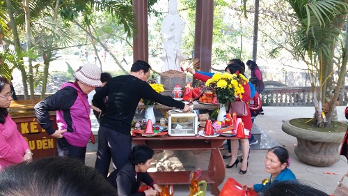 TX. Bỉm Sơn (Thanh Hóa): Những hình ảnh “tức mắt” tại đền Sòng Sơn đầu năm mới