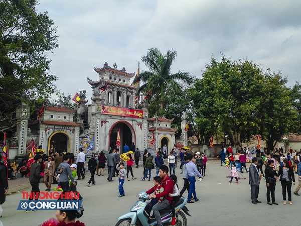 Hải Dương: Hàng nghìn người đổ về chiêm bái đền Tranh những ngày đầu năm