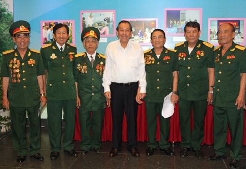Phó TT Trương Hòa Bình gặp mặt cựu chiến sĩ cách mạng bị địch bắt tù đày - Hình 1