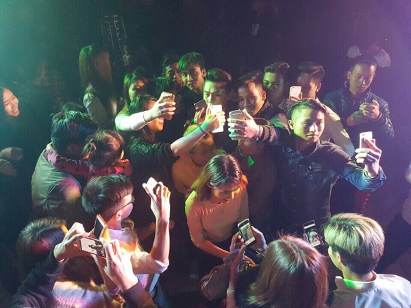 Ca sĩ Du Thiên được khán giả “Lì xì” ngay trên sân khấu