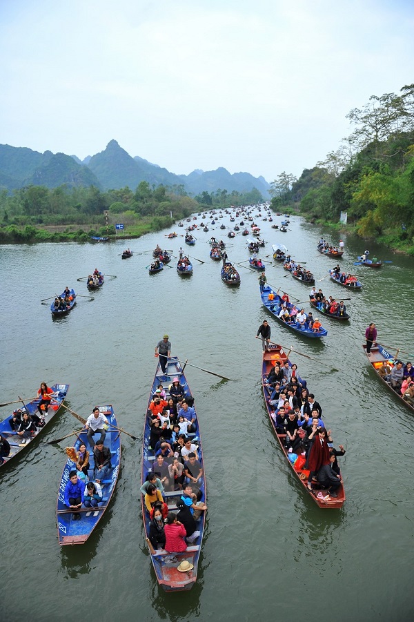Chưa khai hội, hơn 15 vạn du khách đã đổ về chùa Hương