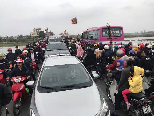 Huyện Vụ Bản (Nam Định): Mọi ngả đường hướng về chợ Viềng – Phủ Dày đều tắc nghẽn