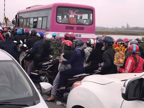 Huyện Vụ Bản (Nam Định): Mọi ngả đường hướng về chợ Viềng – Phủ Dày đều tắc nghẽn - Hình 1