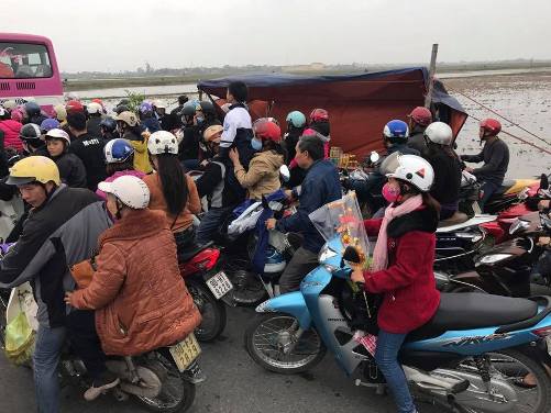 Huyện Vụ Bản (Nam Định): Mọi ngả đường hướng về chợ Viềng – Phủ Dày đều tắc nghẽn - Hình 1
