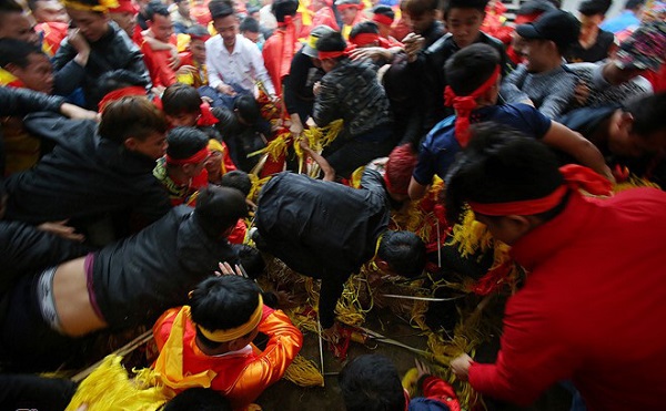 Khai mạc mùa Lễ hội 2017: Tràn lan nạn “cướp lộc”