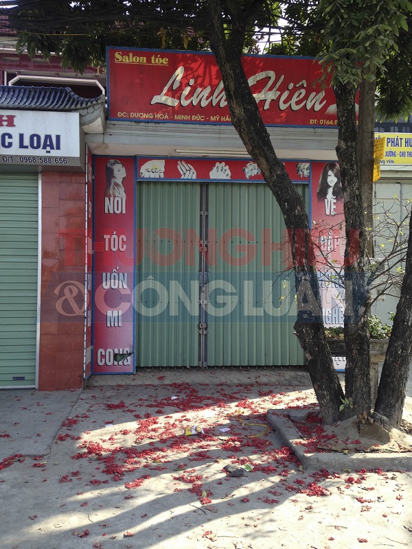 Xác pháo “đỏ rực” dọc Quốc lộ 5 sáng mồng 1 Tết