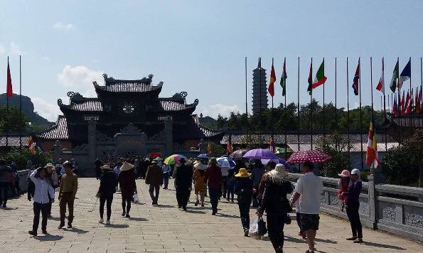 Ninh Bình: Hàng vạn người đổ về vãn cảnh chùa Bái Đính ngày đầu năm - Hình 1