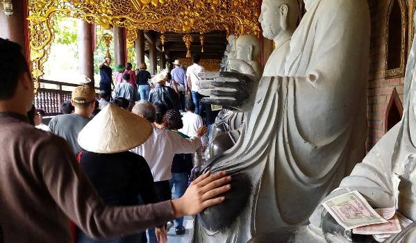 Ninh Bình: Hàng vạn người đổ về vãn cảnh chùa Bái Đính ngày đầu năm - Hình 4