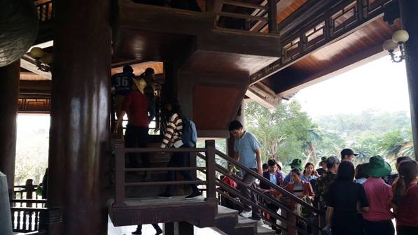 Ninh Bình: Hàng vạn người đổ về vãn cảnh chùa Bái Đính ngày đầu năm - Hình 8
