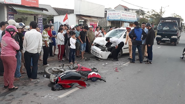 Huế: Nam thanh niên nguy kịch vì bị hất tung lên nắp ca pô của xe ô tô