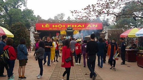 Nam Định: Du khách đông đúc đổ về Đền Trần