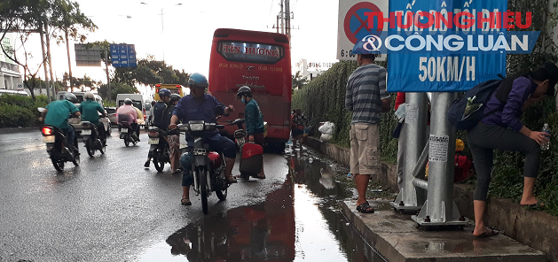 TP. Hồ Chí Minh: Sau Tết Đinh Dậu, xe dù, bến cóc hoạt động mạnh - Hình 1