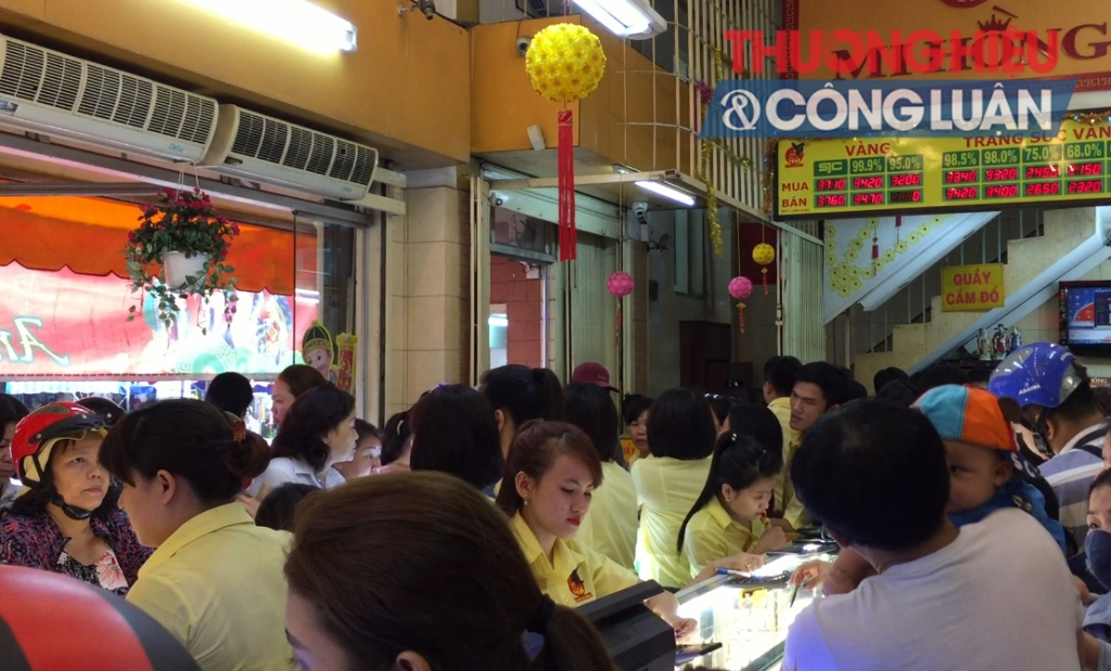 TP. HCM: Người dân chen chân “tậu” vàng ngày Vía Thần Tài