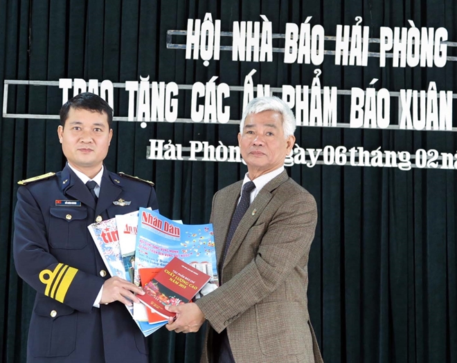 Hải Phòng: Hội Nhà báo trao tặng chiến sĩ Hải quân các ấn phẩm báo Xuân Đinh Dậu 2017
