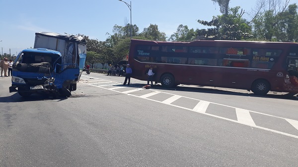 Huế: Hành khách hoảng loạn khi xe khách giường nằm tông trực diện với xe tải