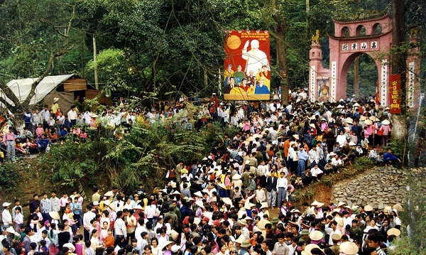 Vụ cán bộ ngành công thương đi lễ chùa trong giờ hành chính: Sẽ xử lý nghiêm theo quy định