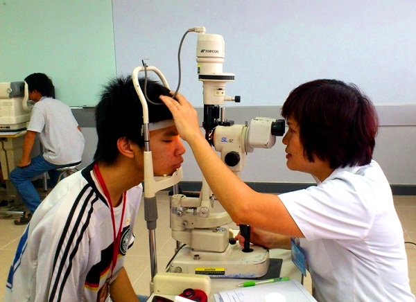 Sử dụng kính áp tròng không rõ nguồn gốc: Coi chừng hỏng mắt!