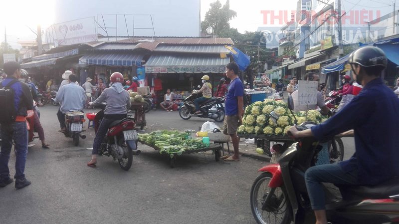TP. Hồ Chí Minh: Họp chợ giữa ngã ba đường tại phường 17, quận Gò Vấp!