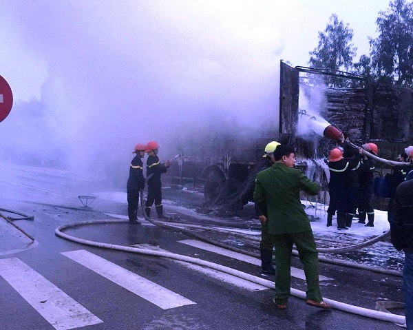 Hà Tĩnh: Xe tải bất ngờ cháy rụi khi đang lưu thông trên đường - Hình 1