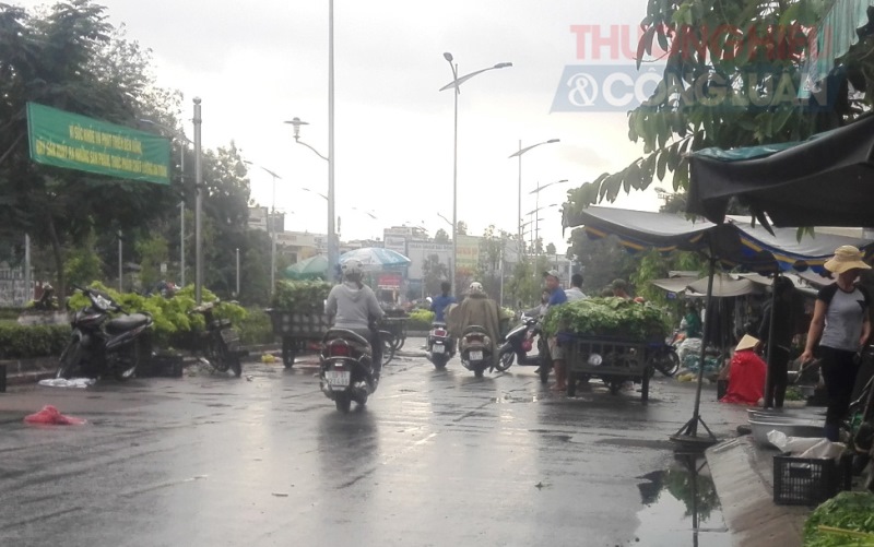 TP. Hồ Chí Minh: Ngang nhiên chiếm ngã ba họp chợ? - Hình 2