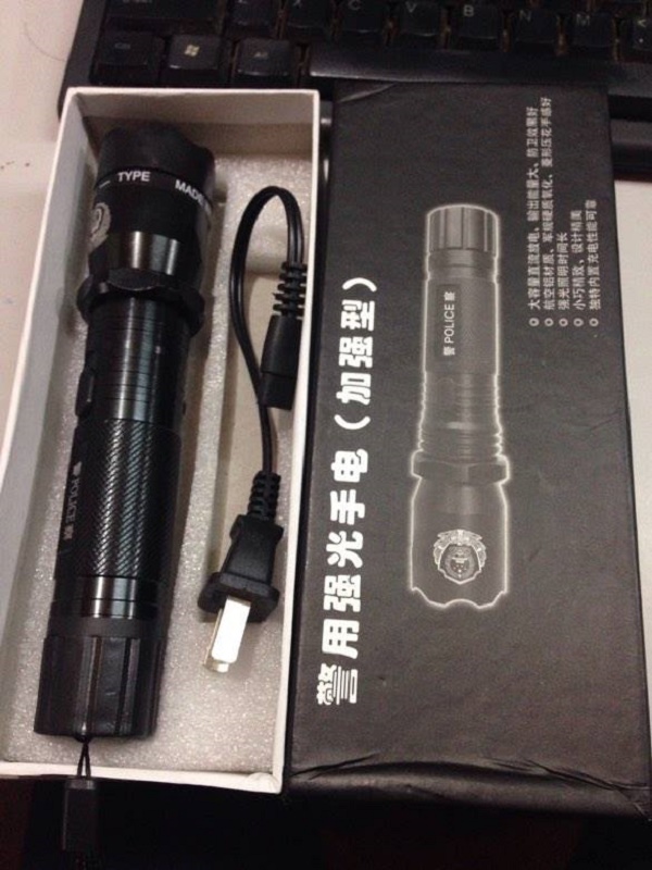 Chợ Đồng Xuân bán dùi cui điện trái phép: Do buông lỏng quản lý?