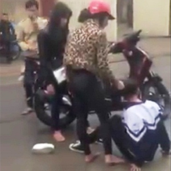 Hà Tĩnh: Nữ sinh lớp 10 bị hành hung, nhục mạ trước cổng trường
