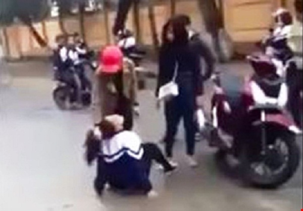Hà Tĩnh: Nữ sinh lớp 10 bị hành hung, nhục mạ trước cổng trường - Hình 1