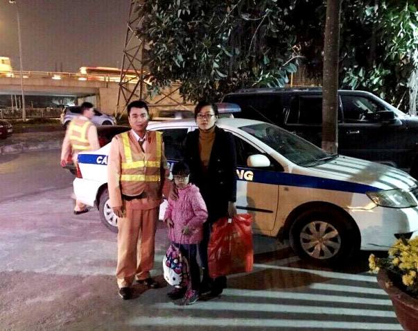 Hà Nội: Đội CSGT số 6 đưa cháu bé bị lạc về nhà an toàn