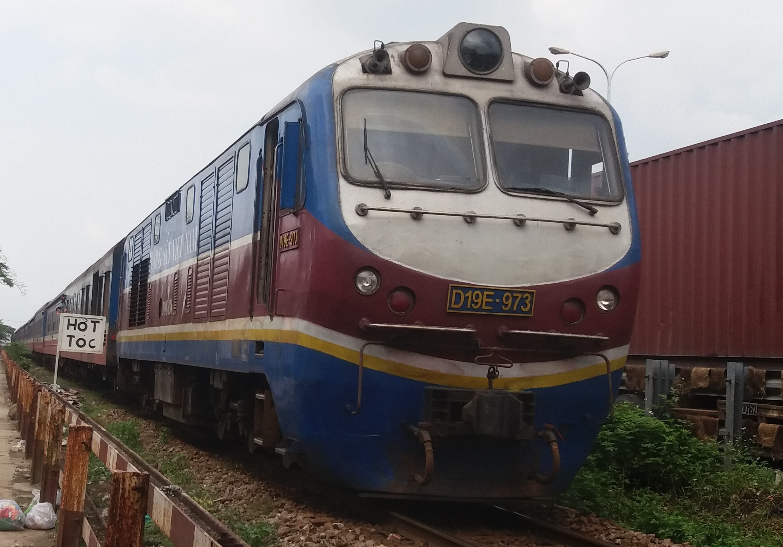 TP. Đà Nẵng: Tàu thống nhất đâm xe đang cẩu cây trên đường sắt - Hình 2