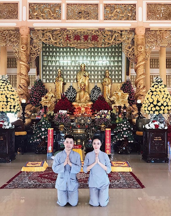 Đăng hình đi lễ chùa Angela Phương Trinh nhận “rổ” gạch đá của cư dân mạng - Hình 1
